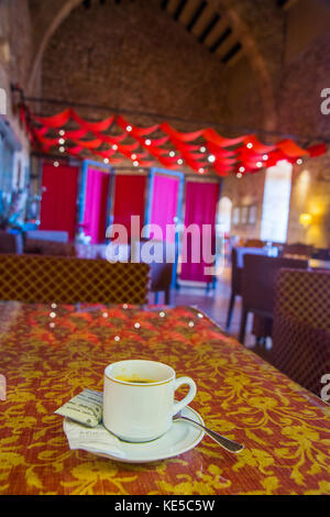 Tasse Kaffee in einer Cafeteria. Alarcon, Spanien. Stockfoto