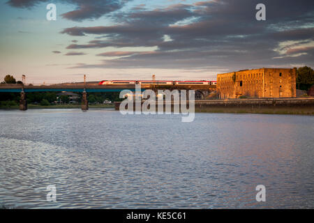 Virgin Trains Westküste Pendolino kreuze Carlisle Bridge über den Fluss Lune im Lancaster mit einem London nach Glasgow Zug Stockfoto