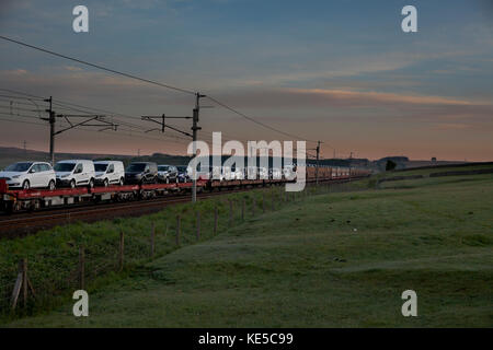 Ein DB Cargo Güterzug der neuen Ford Kraftfahrzeuge Pässe Salterwath (südlich von Shap, Cumbria) auf der West Coast Main Line Stockfoto