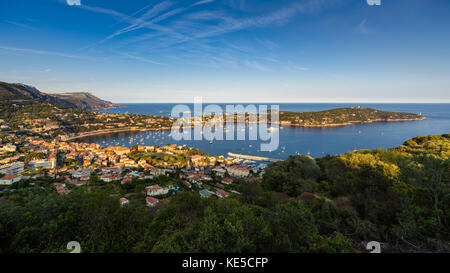 Villefranche-sur-Mer, Saint-Jean-Cap-Ferrat im Sommer bei Sonnenuntergang. Côte d'Azur, Alpes Maritimes, Frankreich Stockfoto