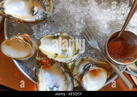 Leere Austern Muscheln auf einem Bett aus Eis, gegessen, fertig. Stockfoto