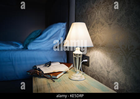 Hotel Zimmer am Abend. Stockfoto