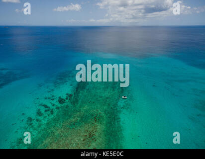 Ein Tauchgang Boot über das Riff an Mullins Strand auf der karibischen Insel Barbados verankert. Stockfoto