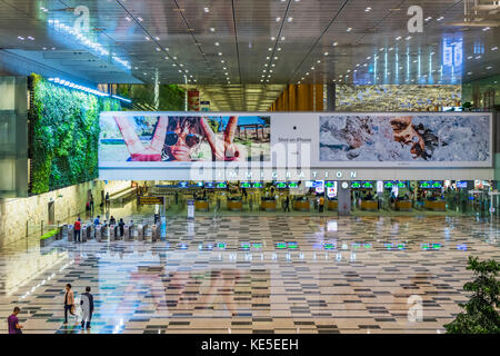Singapur - 16. Juli 2017: Besucher um ankunftshalle Einwanderung in Changi Airport entfernt. Es verfügt über 4 Terminals und ist eines der großen Stockfoto