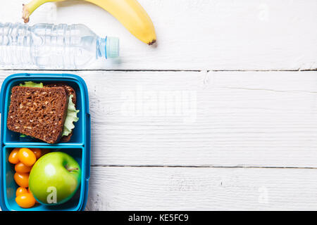 Bild von Fitness Frühstück im Karton, 1 Flasche Wasser, Bananen auf leeren weißen Hintergrund, mit Platz für Text Stockfoto