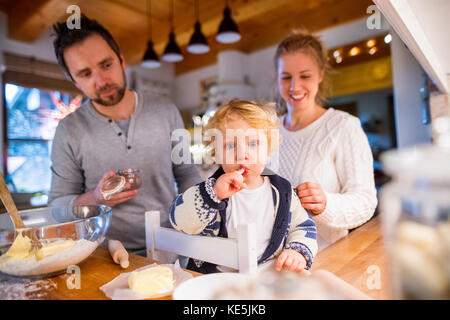 Junge Familie cookies zu Hause. Stockfoto