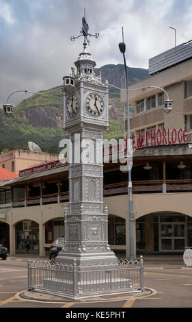 Die Seychellen, Mahe, Victoria, Francis Rachel Street, 1903 Gusseisen Queen Victoria Clock Tower und Cafe de Horloge Stockfoto