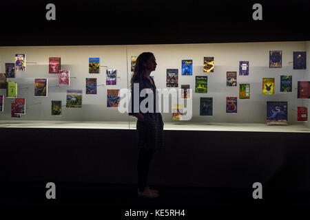 Ein Besucher an ein Display von fremdsprachigen Ausgaben der Harry Potter Bücher während einer Pressekonferenz für die "Harry Potter": eine Geschichte der Magie Ausstellung in der British Library in London. Stockfoto