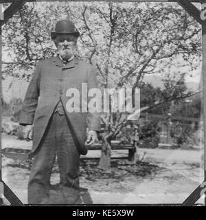 Dieses Schwarzweiß-Foto aus dem Nationalarchiv zeigt einen nicht identifizierten Mann in einer historischen Umgebung. Das Bild ist Teil einer größeren Sammlung von Archivfotos, die den Alltag und wichtige Ereignisse aus der Vergangenheit erfassen. Stockfoto
