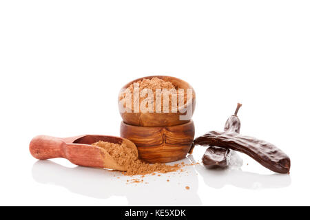 Johannisbrot Bean, Pod und carob Pulver auf weißem Hintergrund. Gesunde Kakao Alternative. Stockfoto