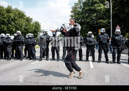 HAMBURG, 7. Juli 2017: Guy Tanz vor der Polizisten gegen den G20-Gipfel in Hamburg, Deutschland zu demonstrieren. Stockfoto