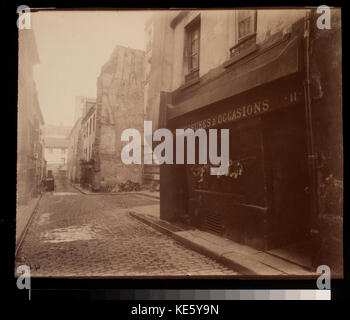 Dieses Bild zeigt eine Ecke der Rue St. Medard, Paris, insbesondere Nr. 11 im 5. Arrondissement, und bietet einen Einblick in die historische Stadtlandschaft der Stadt. Stockfoto