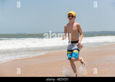 Happy Teenager Junge in Sonnenbrille auf einem Strand. Sommer Urlaub Konzept. Stockfoto