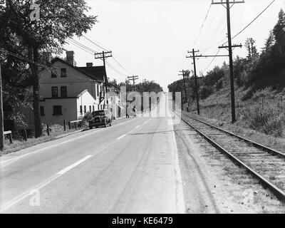 Der Yonge Street, York Mühlen, North York Twp in Richtung Süden auf TTC Norden Yonge Bahnen Stop 1 Ein im Mill Street, vom Norden des Jolly Miller Hotel bei York Mills Station Stockfoto