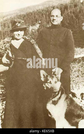 Ein Foto von Subhas Chandra Bose mit seiner Frau Emilie Shenkl und ihrem Deutschen Schäferhund im Jahr 1937, das einen persönlichen Moment in der Geschichte festnimmt. Stockfoto