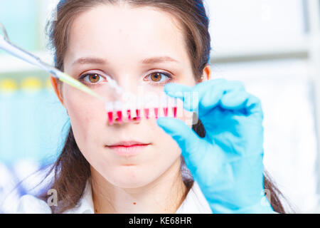 Technikerin, Wissenschaft Experiment Stockfoto