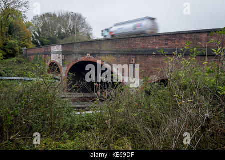 Die denkmalgeschützte Brücke über die B4017 in Steventon, Oxfordshire, die die vollständige Elektrifizierung der Great Western-Hauptbahn verhindert, da sie zu niedrig ist. Stockfoto