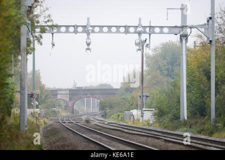 Eisenbahnarbeiter auf dem nicht elektrifizierten Teil der Great Western-Hauptbahnstrecke in Steventon, Oxfordshire, wo eine denkmalgeschützte Brücke über die B4017 die vollständige Elektrifizierung der Strecke verhindert, da sie zu niedrig ist. Stockfoto