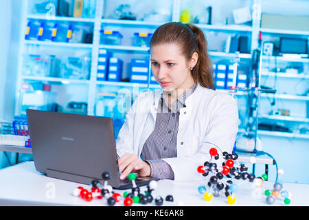 Junge Frau Laboratory Assistant in scientifics Labor mit Modell des Moleküls. Schüler Mädchen in der chemischen Klasse Stockfoto