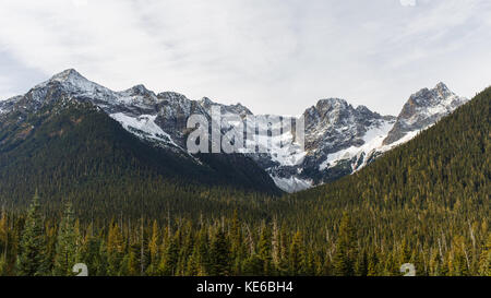 Der frühe Winter Schnee während der Herbstsaison die Bergspitzen im North Cascades National Park mit Fisher Peak auf der rechten Seite. Stockfoto