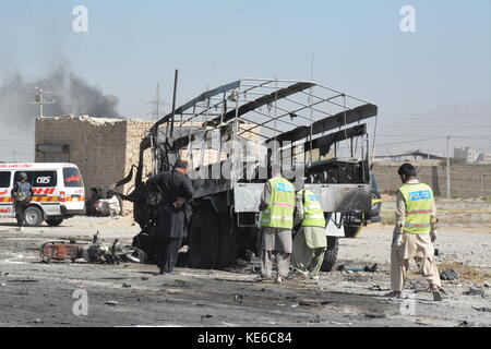 Quetta, Pakistan. 18 Okt, 2017. quetta, Pakistan:. pakistanischen Beamten- und Rettungskräfte sind Prüfen Sie die Szene von Roadside Bomb Blast, ein Selbstmordattentäter ein Lkw mit Polizei, in Quetta, Pakistan am Mittwoch, den 18. Oktober 2017 Mindestens sechs Polizisten getötet und mehr als 20 in Pakistan Südwesten der pakistanischen Stadt quetta verwundet. Credit: m. arshad/Pacific Press/alamy leben Nachrichten Stockfoto