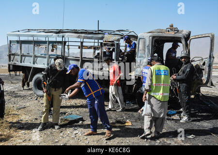 Quetta, Pakistan. 18 Okt, 2017. quetta, Pakistan:. pakistanischen Beamten- und Rettungskräfte sind Prüfen Sie die Szene von Roadside Bomb Blast, ein Selbstmordattentäter ein Lkw mit Polizei, in Quetta, Pakistan am Mittwoch, den 18. Oktober 2017 Mindestens sechs Polizisten getötet und mehr als 20 in Pakistan Südwesten der pakistanischen Stadt quetta verwundet. Credit: m. arshad/Pacific Press/alamy leben Nachrichten Stockfoto