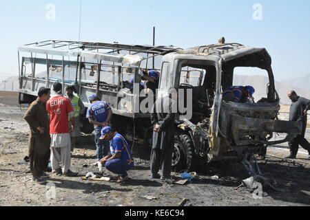 Quetta, Pakistan. 18 Okt, 2017. quetta, Pakistan:. pakistanischen Beamten- und Rettungskräfte sind Prüfen Sie die Szene von Roadside Bomb Blast, ein Selbstmordattentäter ein Lkw mit Polizei, in Quetta, Pakistan am Mittwoch, den 18. Oktober 2017 Mindestens sechs Polizisten getötet und mehr als 20 in Pakistan Südwesten der pakistanischen Stadt quetta verwundet. Credit: m. arshad/Pacific Press/alamy leben Nachrichten Stockfoto