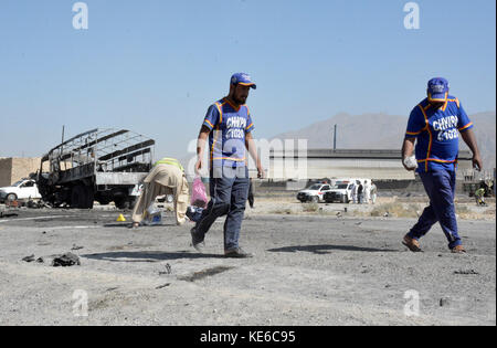 Quetta, Pakistan. 18 Okt, 2017. quetta, Pakistan:. pakistanischen Beamten- und Rettungskräfte sind Prüfen Sie die Szene von Roadside Bomb Blast, ein Selbstmordattentäter ein Lkw mit Polizei, in Quetta, Pakistan am Mittwoch, den 18. Oktober 2017 Mindestens sechs Polizisten getötet und mehr als 20 in Pakistan Südwesten der pakistanischen Stadt quetta verwundet. Credit: m. arshad/Pacific Press/alamy leben Nachrichten Stockfoto