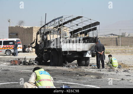 Quetta, Pakistan. 18 Okt, 2017. quetta, Pakistan:. pakistanischen Beamten- und Rettungskräfte sind Prüfen Sie die Szene von Roadside Bomb Blast, ein Selbstmordattentäter ein Lkw mit Polizei, in Quetta, Pakistan am Mittwoch, den 18. Oktober 2017 Mindestens sechs Polizisten getötet und mehr als 20 in Pakistan Südwesten der pakistanischen Stadt quetta verwundet. Credit: m. arshad/Pacific Press/alamy leben Nachrichten Stockfoto