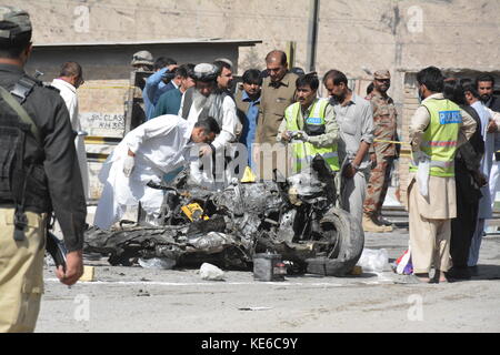 Quetta, Pakistan. 18 Okt, 2017. quetta, Pakistan:. pakistanischen Beamten- und Rettungskräfte sind Prüfen Sie die Szene von Roadside Bomb Blast, ein Selbstmordattentäter ein Lkw mit Polizei, in Quetta, Pakistan am Mittwoch, den 18. Oktober 2017 Mindestens sechs Polizisten getötet und mehr als 20 in Pakistan Südwesten der pakistanischen Stadt quetta verwundet. Credit: m. arshad/Pacific Press/alamy leben Nachrichten Stockfoto