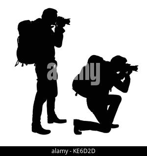 Festlegen von realistischen Vektor Silhouetten der kniend und stehend Fotografen mit Teleobjektiven und Rucksack, auf weißem Hintergrund Stock Vektor