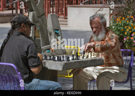 Schachspieler am Bürgersteig-Tisch in der 16th Street Mall, Denver, Colorado, USA Stockfoto