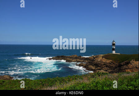 Spanien, Galizien, Provinz Lugo, Ribadeo, Küste bei Ribadeo, Faro de Illa Pancha, Leuchtturm Stockfoto