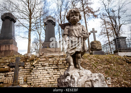 Statue des kleinen Jungen Engel an rasu Friedhof in Vilnius, Litauen Stockfoto