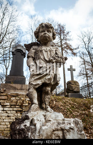 Statue des kleinen Jungen Engel an rasu Friedhof in Vilnius, Litauen Stockfoto