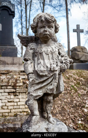 Statue des kleinen Jungen Engel an rasu Friedhof in Vilnius, Litauen Stockfoto