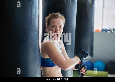 Portrait überschwänglich weibliche Boxer schreien, wickeln Handgelenke in der Turnhalle Stockfoto