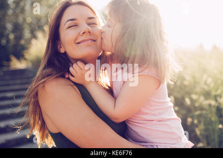 Bild von Mutter und Kind mit besonderen Bedürfnissen Stockfoto