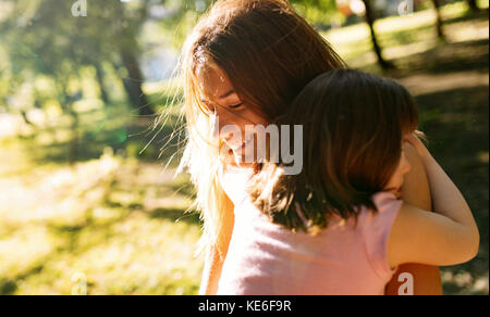 Kleines Mädchen mit besonderen Bedürfnissen genießen die Zeit mit Mutter Stockfoto