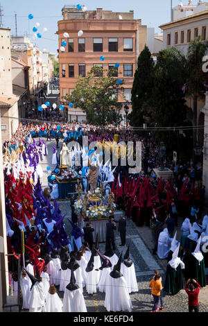 Ostern Auferstehung Prozession, die Begegnung Jesu mit der Jungfrau Maria vor der Büßer in ihren bunten Outfits und spitzen Hüte. Stockfoto