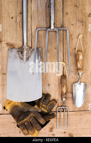 Garten Werkzeuge Luftaufnahme. Edelstahl Gartengeräte. Stockfoto