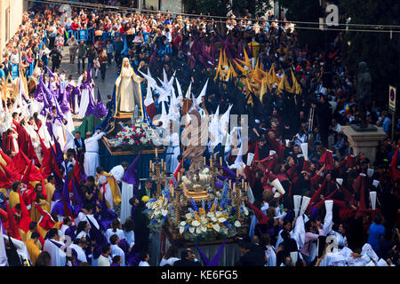 Ostern Auferstehung Prozession, die Begegnung Jesu mit der Jungfrau Maria vor der Büßer in ihren bunten Outfits und spitzen Hüte. Stockfoto