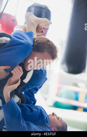 Entschlossene Frauen üben Judo in der Turnhalle Stockfoto