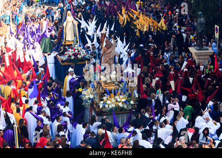 Ostern Auferstehung Prozession, die Begegnung Jesu mit der Jungfrau Maria vor der Büßer in ihren bunten Outfits und spitzen Hüte. Stockfoto