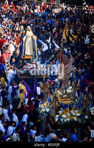 Ostern Auferstehung Prozession, die Begegnung Jesu mit der Jungfrau Maria vor der Büßer in ihren bunten Outfits und spitzen Hüte. Stockfoto