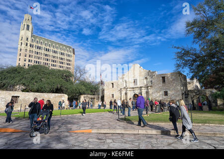 Januar 3, 2016 San Antonio, Texas: Touristen in der Vorderseite des Alamo mission Weltkulturerbe Stockfoto