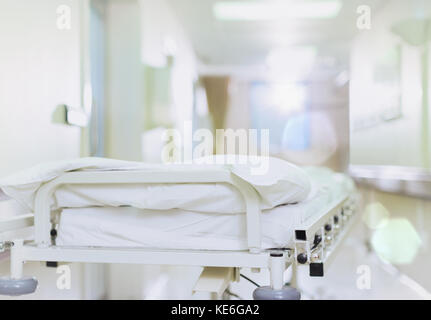 Trage in leerem Krankenhausflur Stockfoto