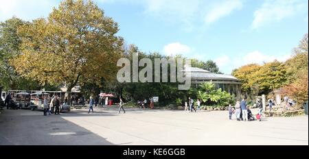 Besucher Zoo Blijdorp in Rotterdam, Niederlande. Alte Eingang mit Blick in Richtung Rivièrahal.-Heften von 2 Bilder. Stockfoto