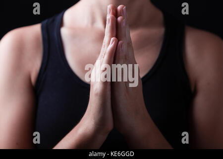 Händen eines treuen Frau zu beten, die Hände gefaltet, Handflächen zusammen im Gottesdienst/Gebet Gebet treu Nahaufnahme Nahaufnahme der christliche Gottesdienst Anbeter Stockfoto
