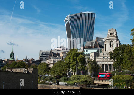 Stadt London moderne Gebäude kontrastieren mit alten Gebäuden von der Tower Bridge, London England fotografiert. Okt 2017 gesehen hier 20 Fenchurch Street Stockfoto